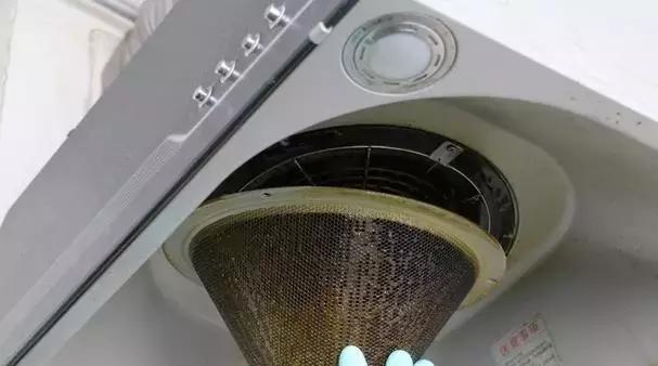 如何有效清洁油烟机油脂（掌握这些技巧）