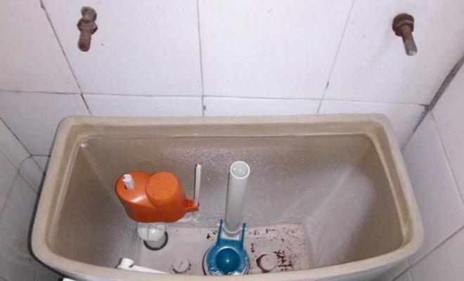 如何解决抽水马桶水箱持续流水的问题（技巧、方法和预防措施让你的马桶不再浪费水资源）