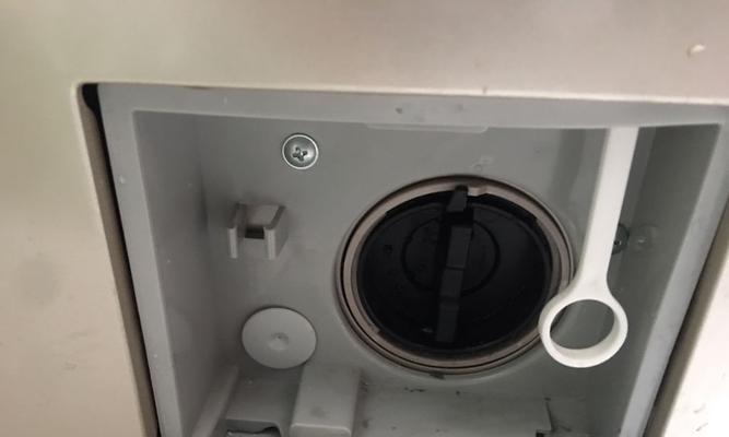 海尔洗衣机背面漏水解决方案（探究背面漏水原因及简单修复方法）