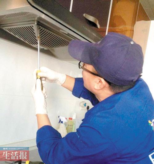 如何使用油烟机清洗油渍桶（轻松清洁油渍桶）