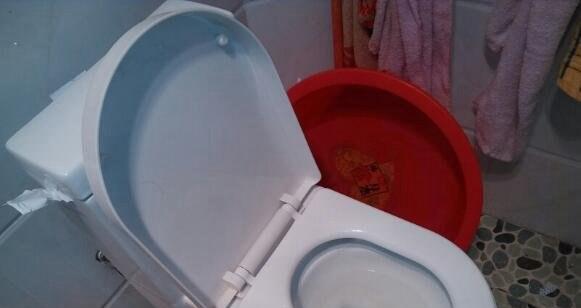 马桶下水慢的解决方法（如何处理堵住的马桶下水问题）