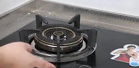 燃气灶流动水的处理方法（解决燃气灶流动水问题的实用技巧）