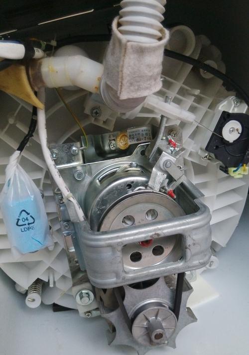 洗衣机离合器坏的表现及修理方法（了解洗衣机离合器的重要性）