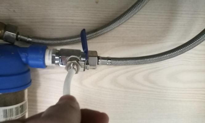 怎样应对净水器龙头上的洞（解决净水器龙头上的漏水问题的有效方法）