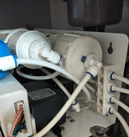 维修净水器方案价格明细（了解净水器维修方案的费用和项目）