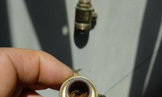 壁挂炉地暖阀门漏水的处理方法（壁挂炉地暖阀门漏水解决方案及操作步骤）