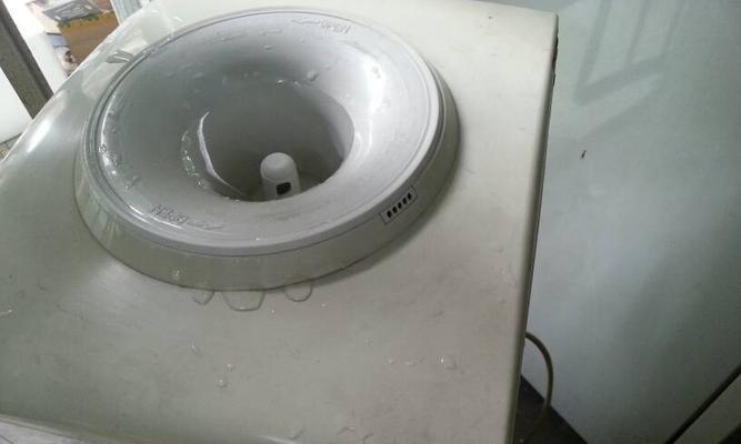 饮水机不放水桶漏水的解决方法（应对饮水机漏水问题）