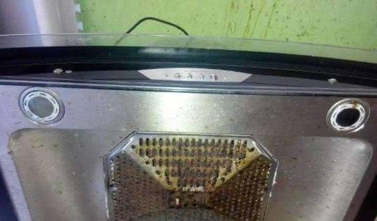 油烟机油碗清洗的正确方法（保持油烟机油碗清洁）