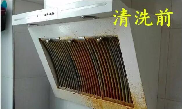 不拆卸清洗油烟机底座的简便方法（省力又高效的清洗技巧）