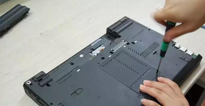 如何正确清理打印机中的灰尘（简易步骤让您的打印机重获清洁与高效）