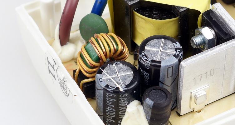 小豆通用充电器拆解步骤是什么？拆开后如何进行清洁或维修？